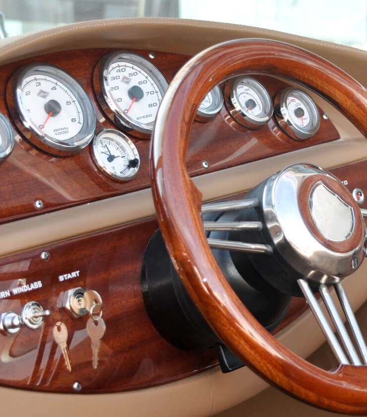 Installazione di ecoscandaglio su barca ormeggiata a Milazzo