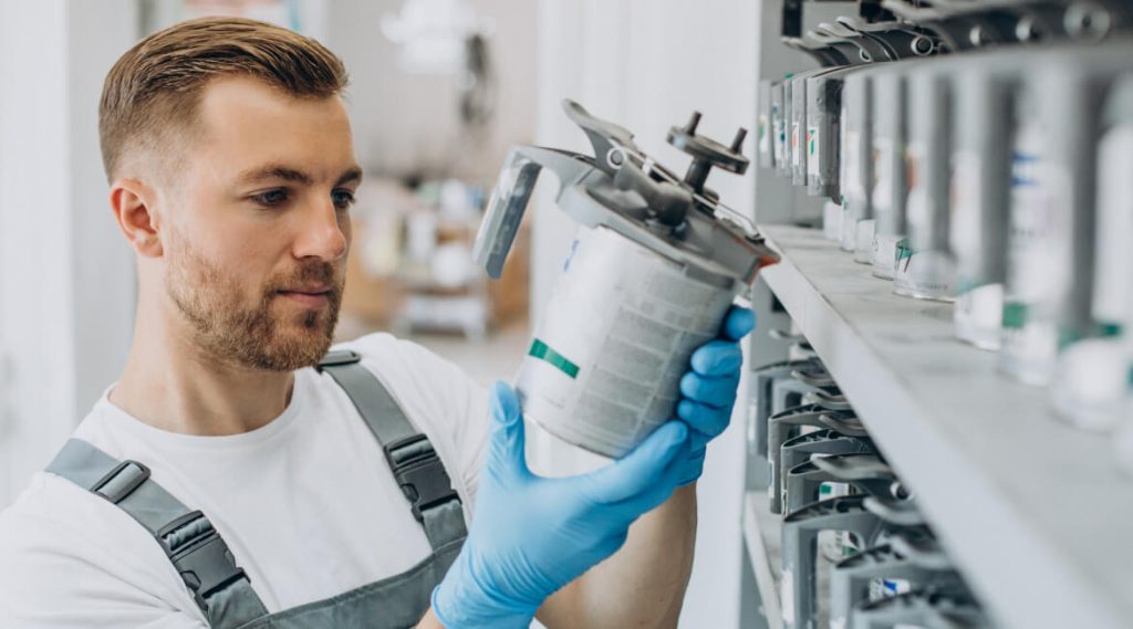 Tecnico che effettua Revisione Motori Nautici a Milazzo