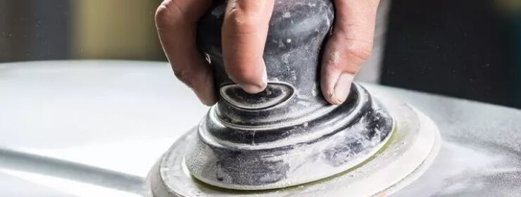 Tecnico che effettua controlli su scafo di barca a Milazzo