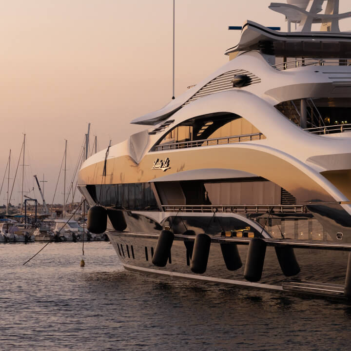 Squadra tecnica del cantiere navale Lussino al lavoro su barca ormeggiata a Milazzo