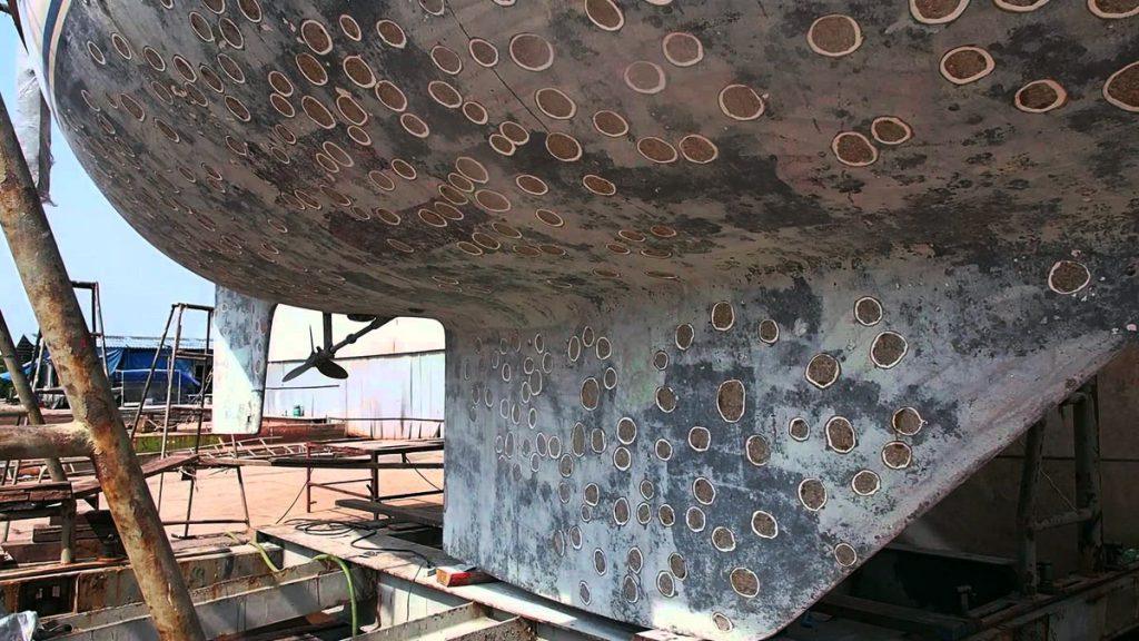 Fase di trattamento antiosmosi su carena di barca in cantiere a Milazzo