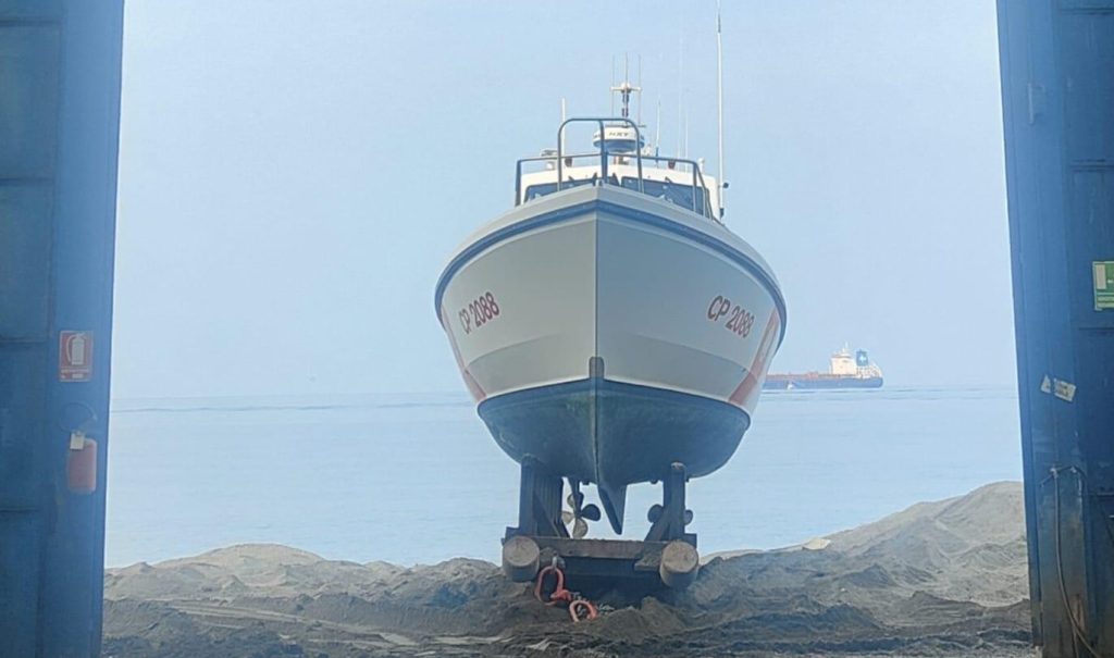 Barca sollevata per carenaggio completo in cantiere a Milazzo